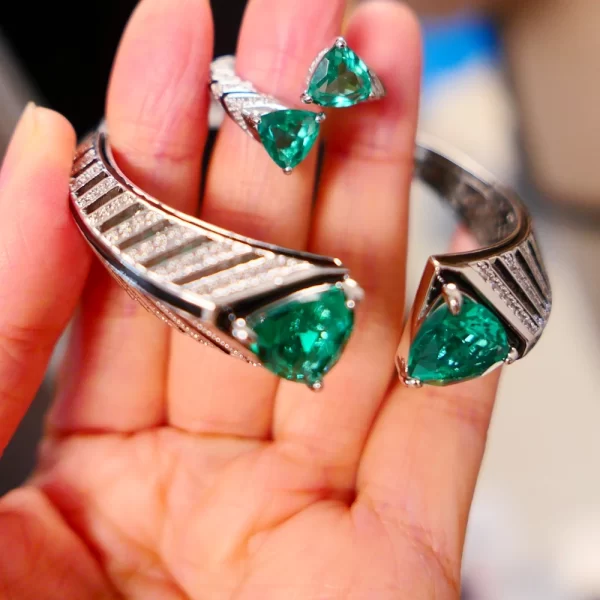 Pulseira feminina, AYJEWELRY- com Triângulo Duplo, Zircão Verde Esmeralda, Pedra de Cristal, Esmalte Preto, Jóias Designer - Image 6