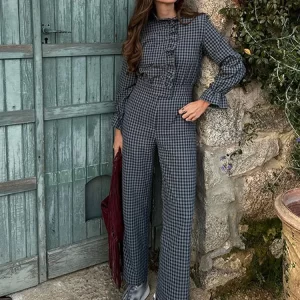 Macacão xadrez, elegante, feminino, de babados, manga longa, meia gola alta, camisa de peito único, calça reta, bolso.