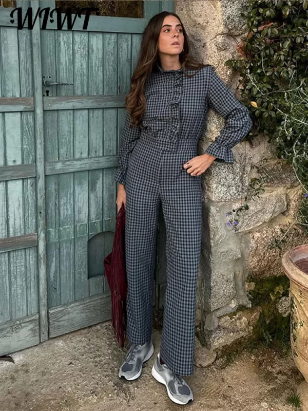Macacão xadrez, elegante, feminino, de babados, manga longa, meia gola alta, camisa de peito único, calça reta, bolso.